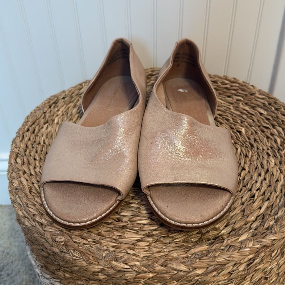Anthropologie Open Toe Flats Metallic Beige Leather Shoes - Size: 8 - Picture 4 of 13
